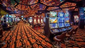 Seseorang memeriksa syarat dan ketentuan bonus melalui smartphone