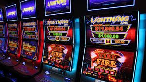 Pengguna menggunakan smartphone untuk mengakses platform hiburan sportsbook dan casino online